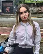 Aline Larissa da Silva ao lado da moto de aula