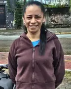 Elisete dos Anjos Santos ao lado da moto de aula