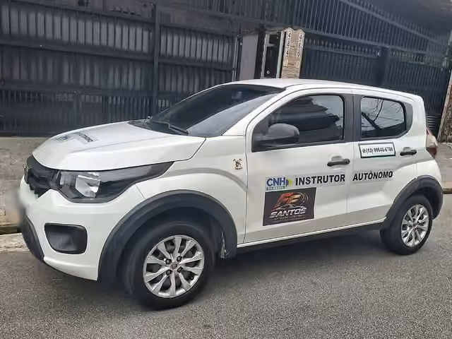 Fiat Mobi branco manual de aula da FF Santos, identificado como instrutor autônomo