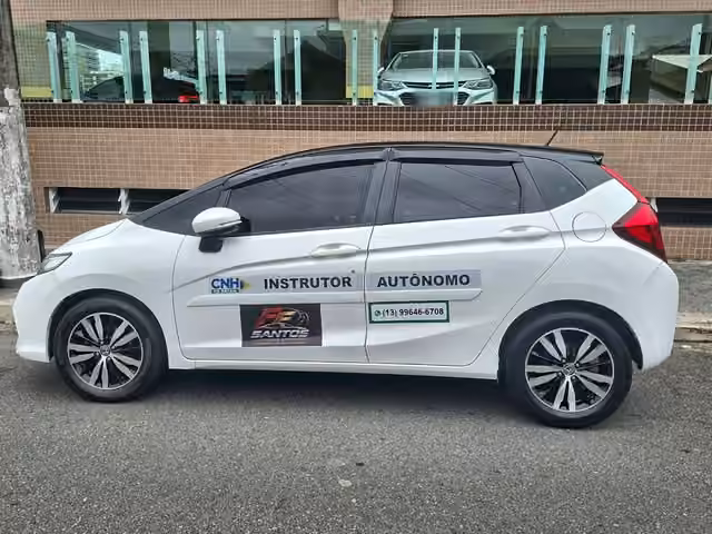 Honda Fit branco automático de aula da FF Santos, identificado como instrutor autônomo