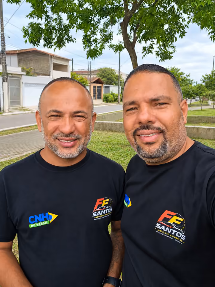 Os instrutores Fabio Santos, à esquerda, e Flavio Santos, à direita, com a camisa da FF Santos